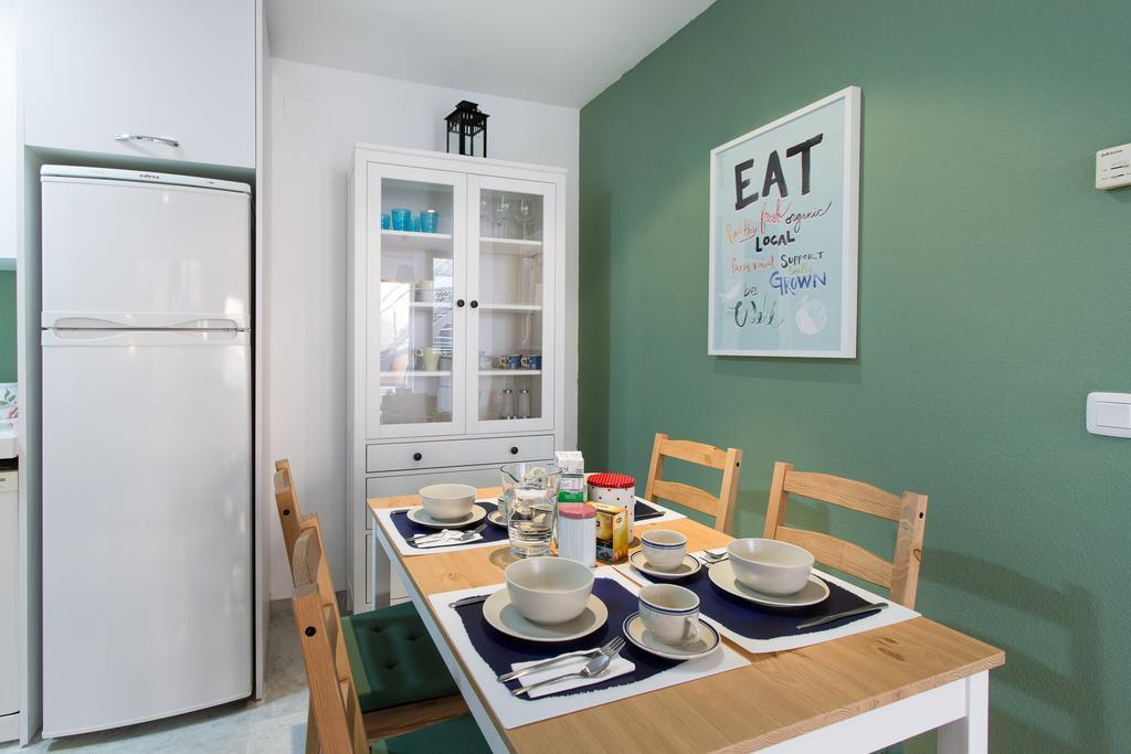 Apartamento Calle Lirio Sevilla Bagian luar foto